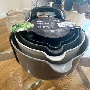 edge Mixing Bowls 4 Piece Plastic Non-Skid Nesting Bowls with Spouts and handles